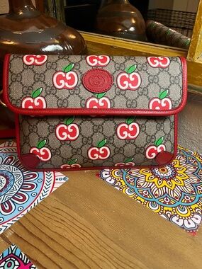 NEW Gucci Beige GG Apple Print Crossbody with Red Trim Belt Bag